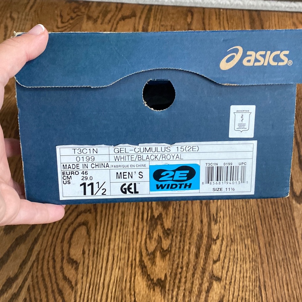ASICS men running shoes never worn in box